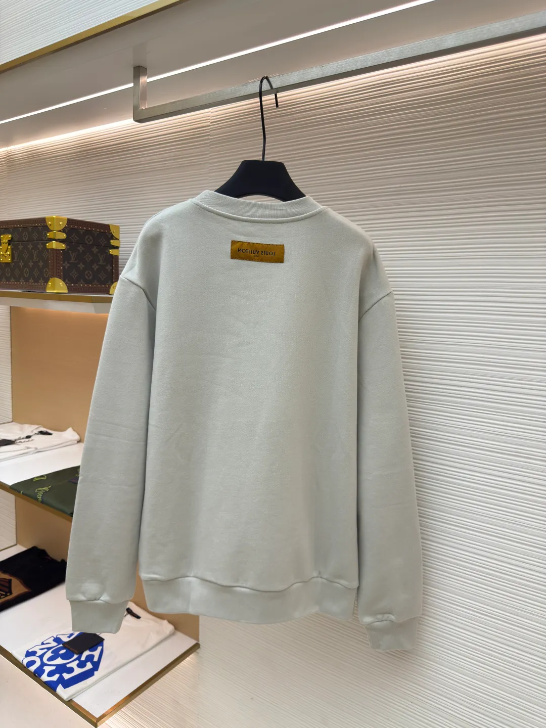 LOUIS VUITTON Wool embroidered attention-grabbing sweatshirt ●Authentic product: Purchased and developed for 11600 ●Item number: 1680517-A85 ●Fabric: double-ply cotton sweatshirt fabric ●Technology: embroidered patch production ●Version: fitted version ●Weight: about 565 grams ●Size: XS-S-M-L ●Description: The fabric is made of 32s double-ply cotton sweatshirt fabric. After the gray cloth is dyed and shaped, the base fabric is made of fleece shearing. It is matched with a 26s double-yarn horizontal plate machine to weave the ribs. The AB color is made according to the Y version color. The rib color of the bulk fabric is custom-dyed. The front panel is hand-embroidered and embroidered with a seal. The seal is embroidered with a Tajima towel machine imported from Japan. It is made, the yarn is dyed according to the pattern, using 26s/2 wool 30% blended yarn, the bottom layer is made of two-line non-woven fabric, three-dimensional towel embroidery + flat embroidery, laser positioning burnt cutting non-woven fabric hollow effect, later manual finishing of the corner edges, trimming the edge stop to the minimum, completely matching the same width as the pattern. The overall wiring is straight and delicate, the fabric is comfortable and soft, and the color is consistent without color difference. It can be matched with the same style to create a fashionable look and control various occasions. Customized accessories, complete with three standards, same style for men and women!